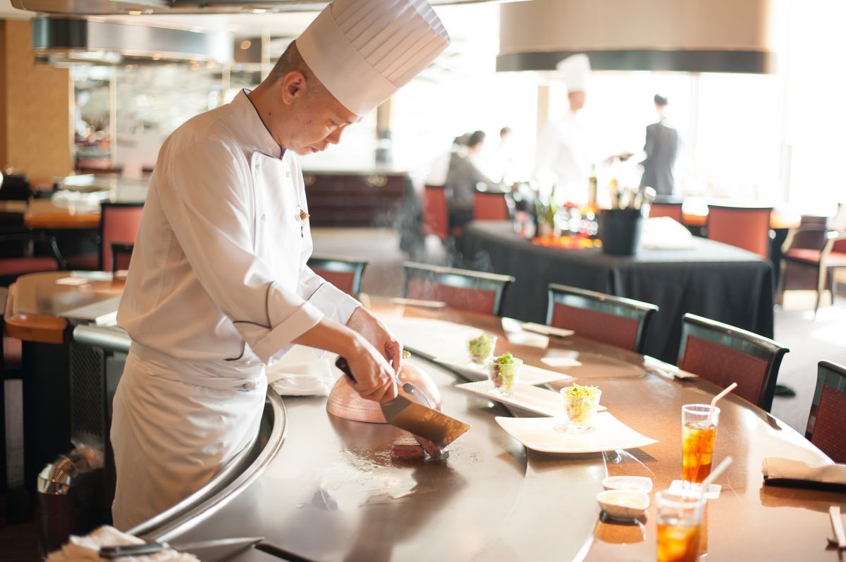 「鉄板焼 すみだ」カウンター席