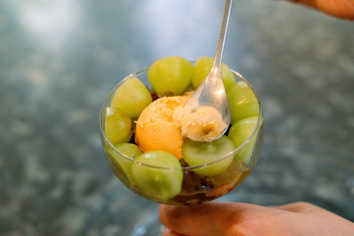 製作中の「シャインマスカットのパフェ」