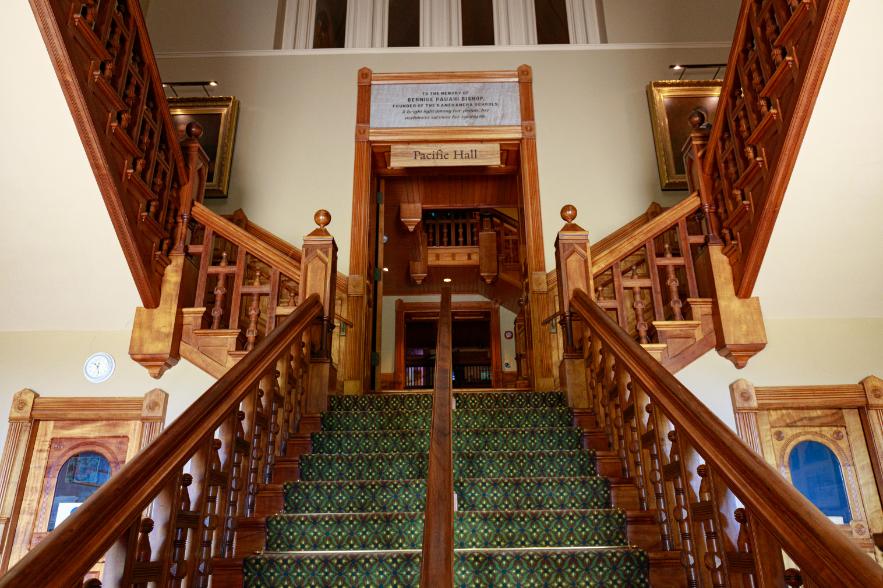 ホール入口の階段下がツアー参加者の集合場所