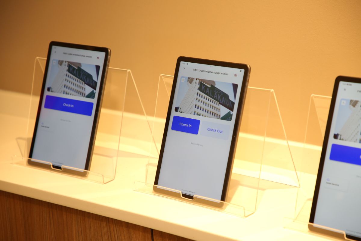 チェックイン、チェックアウトは、タブレット端末から簡単にできる/ファーストキャビン インターナショナル ハワイ