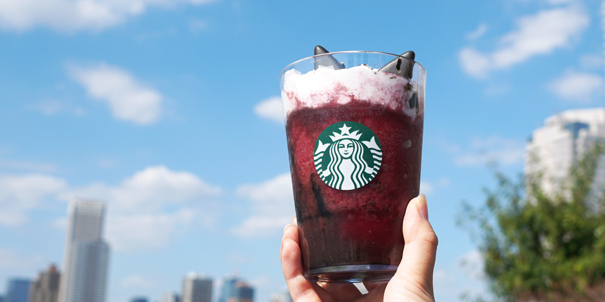 【スタバ新作・ハロウィン2025】いたずら好きな“黒猫フラペチーノ”その味は？ 「アサイー ベリー フラペチーノ®」を実食レポート！ おすすめカスタムを徹底紹介