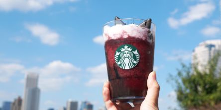 【スタバ新作・ハロウィン2025】いたずら好きな“黒猫フラペチーノ”その味は？ 「アサイー ベリー フラペチーノ®」を実食レポート！ おすすめカスタムを徹底紹介