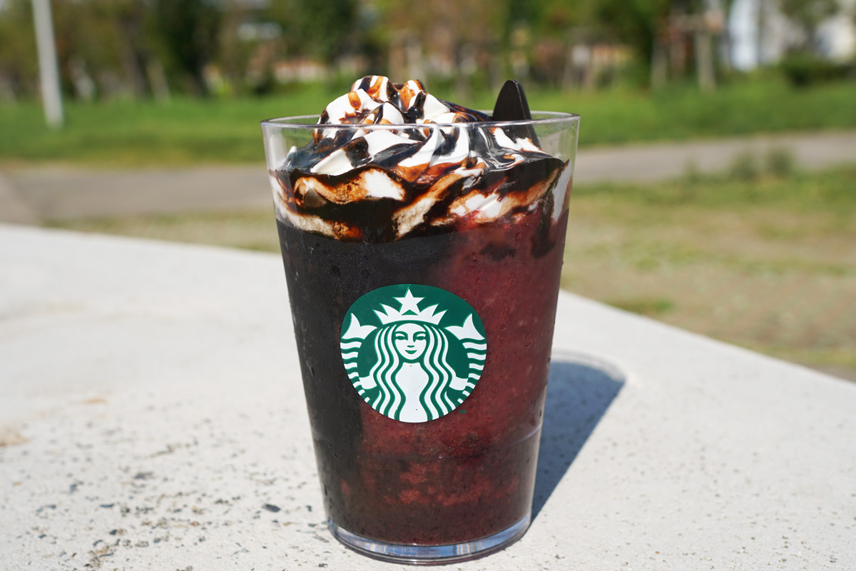 「アサイー ベリー フラペチーノ®」カスタマイズ：チョコレートソース追加（無料）＋チョコレートチップ追加（+55円）