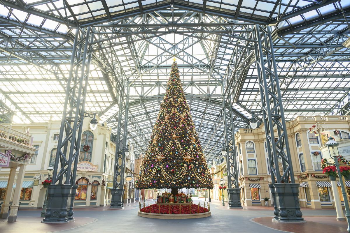東京ディズニーランド　ワールドバザールのクリスマスツリー
