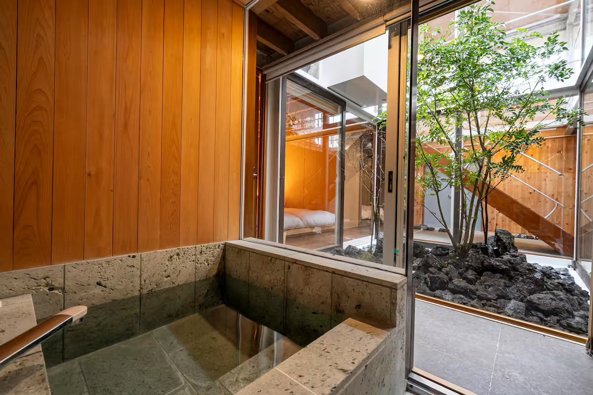 温泉風呂／Photo：Airbnb