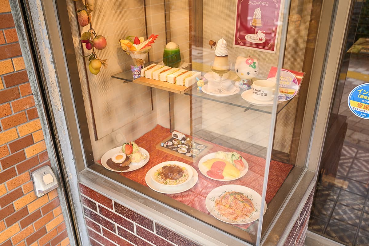 入口脇にずらりと並ぶ食品サンプルもレトロかわいい