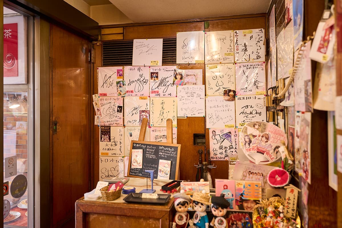 入り口を入り左手にあるレジには有名人のサインやレトロ雑貨がずらり