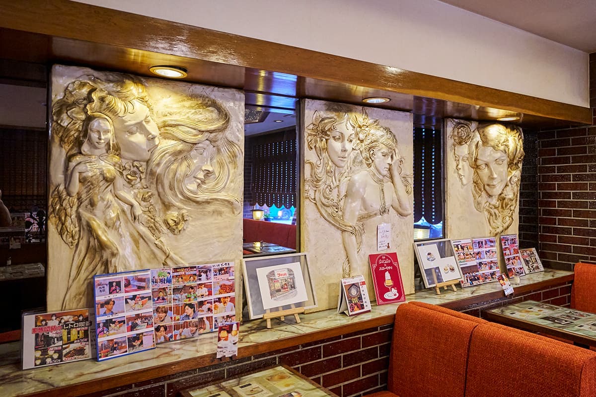 店内奥の壁一面に設えられた大きなレリーフ