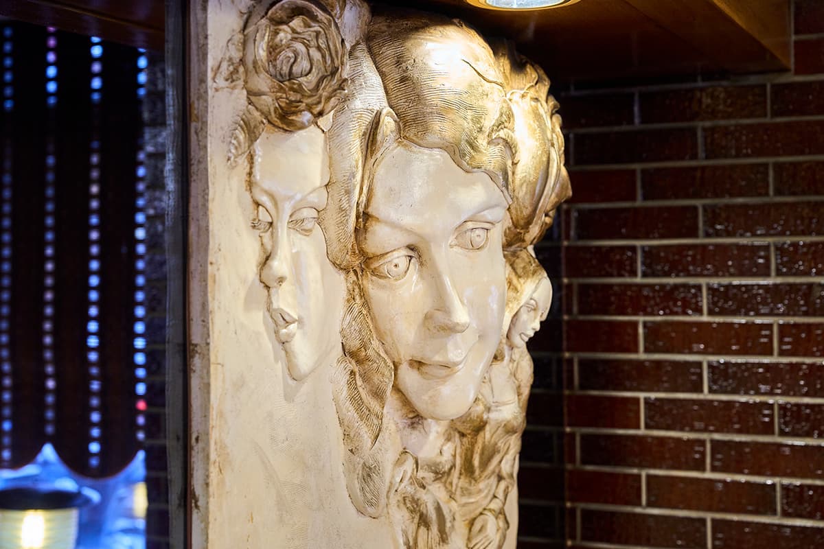 店内奥の壁一面に設えられた大きなレリーフのヨリ写真