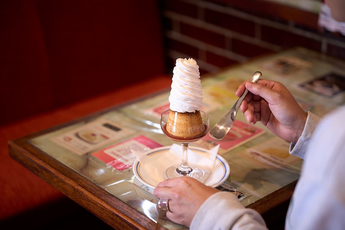 プリンを食べようとしている様子