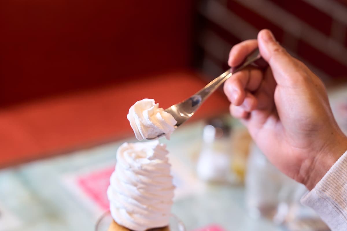 まずは上のホイップをそうっとすくってみます。こちらも意外に固め