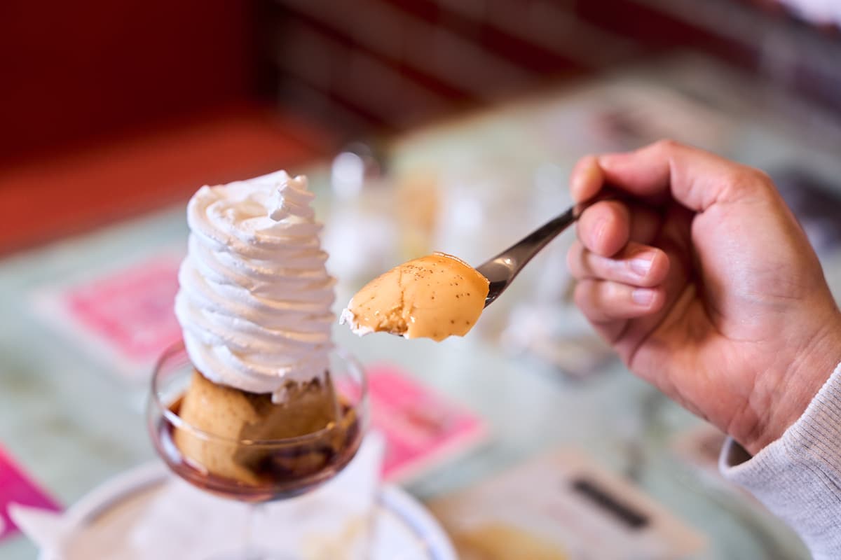 プリンをすくっている様子