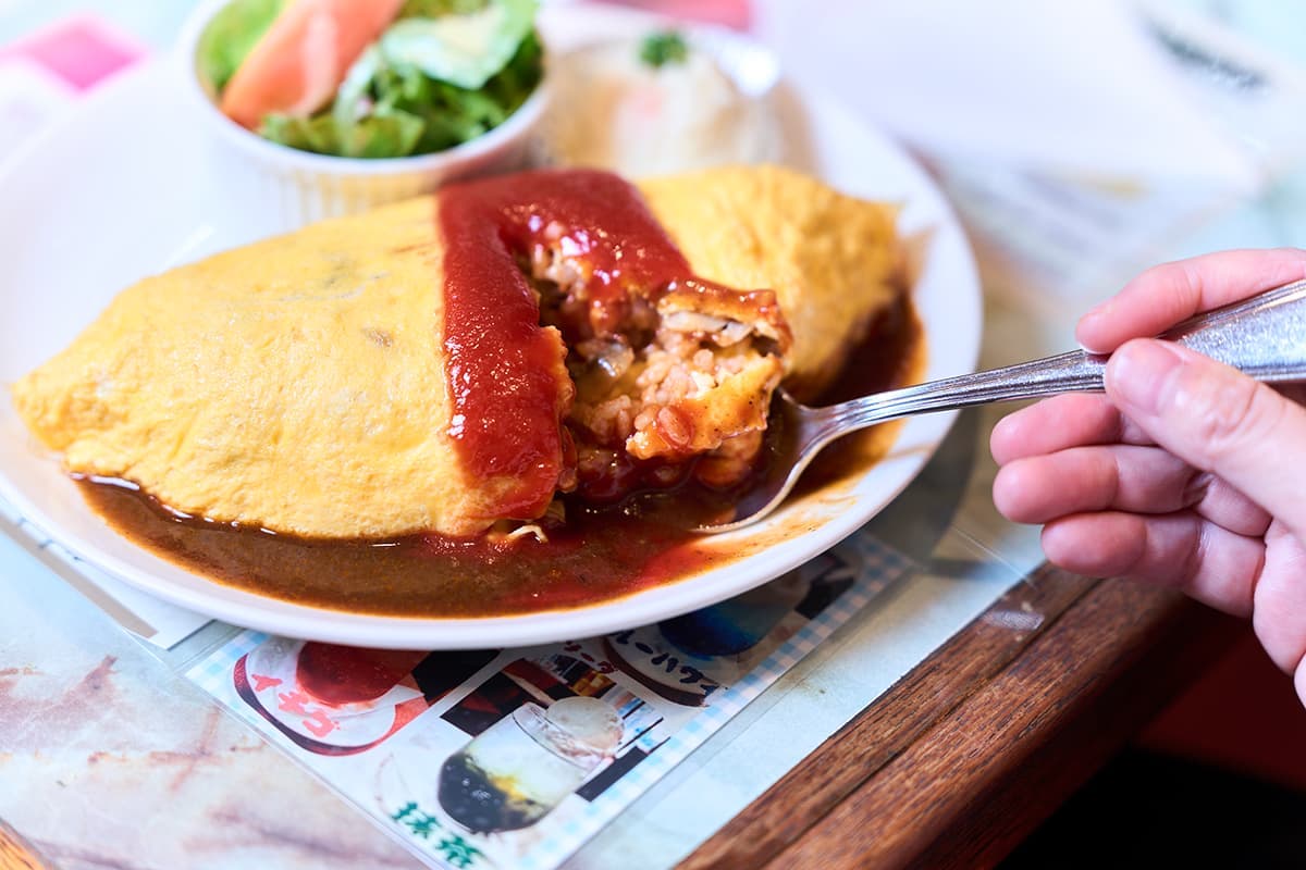 中にはタマネギ、マッシュルーム、ピーマン、ハムなど具がぎっしり