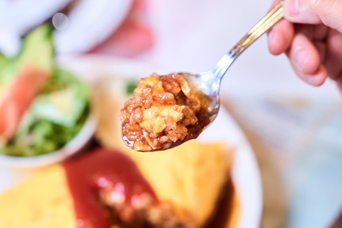 オムライスを食べている様子