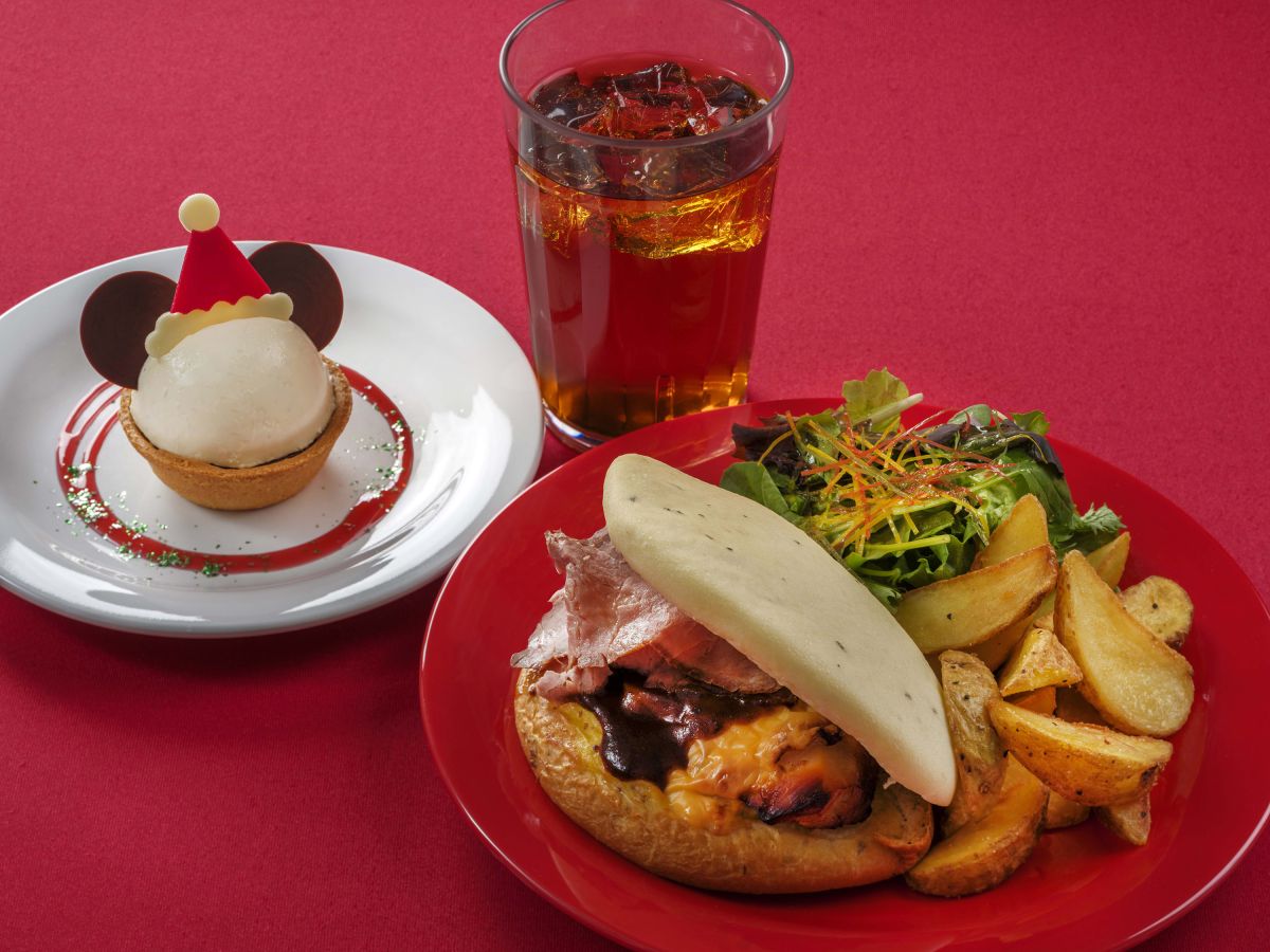 ローストビーフとチキンのホットサンド(チーズ、ハニーマスタードソース)、フライドポテト、サラダ チョコレートとバニラムースのタルト ソフトドリンクのチョイス