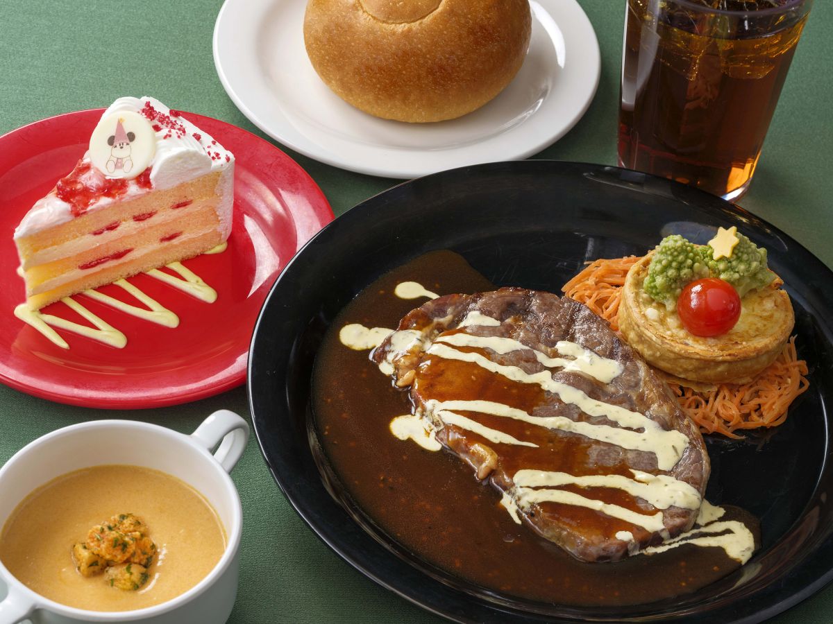 海老のクリームスープ グリルドビーフ、グレイヴィー&ベアルネーズソース パンまたはライス ストロベリーショートケーキ、ピスタチオソース ソフトドリンクのチョイス