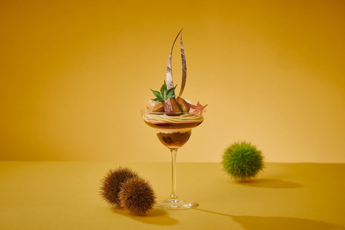 渋皮煮とモンブランクリームを主役に、塩ミルク、チョコ、カシスが重なり合う、優雅なパルフェ