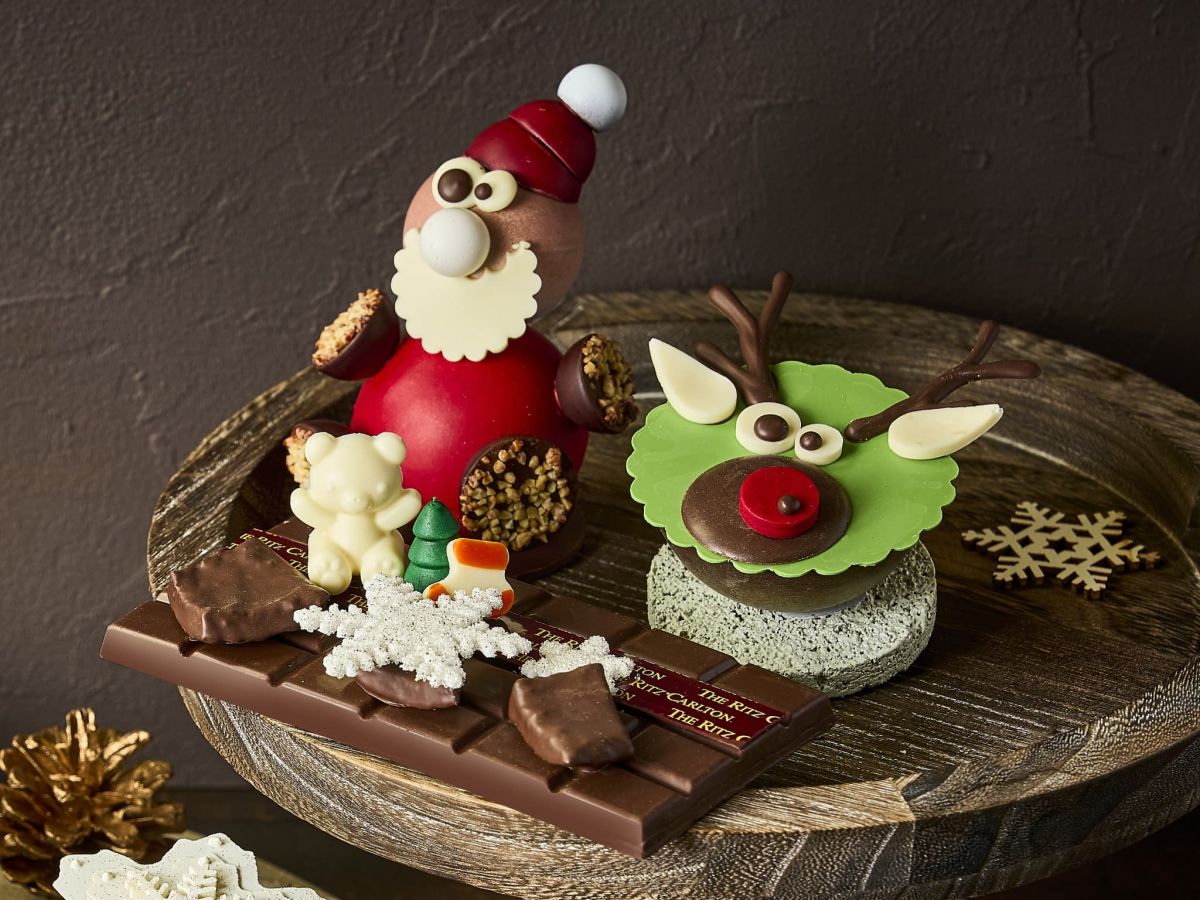 (写真左から)「マンディアン メヌエット」  3500円/横約15cm×縦約7cm×高さ約5cm  「ジョリー サンタ」   3000円 /直径約9cm×高さ約12cm  「レッド ノーズ ルドルフ」 3000円 /直径約8cm(サブレ部分)×高さ約5cm