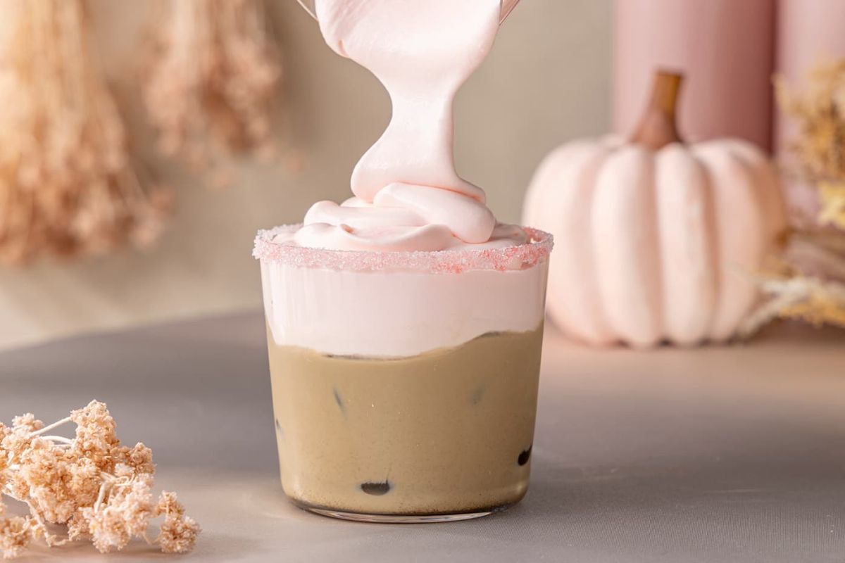 いちごとラズベリーのほうじ茶ラテ