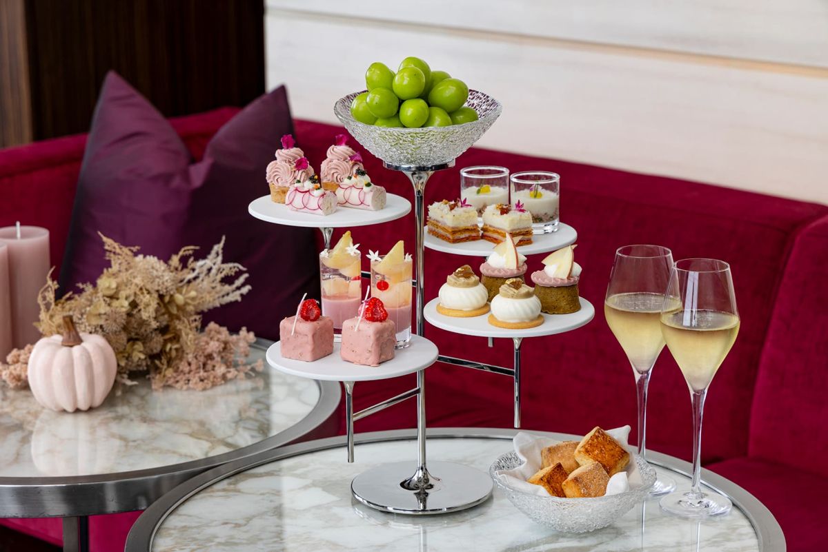 乾杯のシャンパーニュ付き デラックスアフタヌーンティー