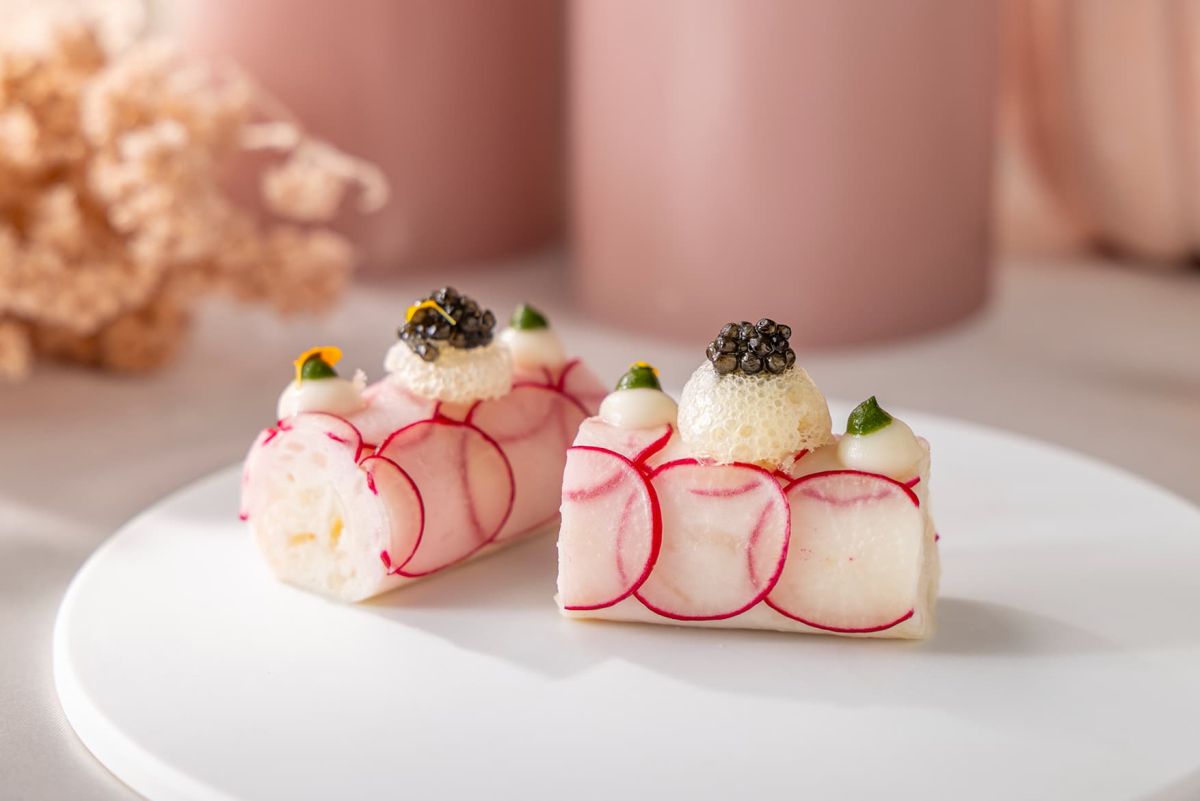 北海道産帆立とセロリラブのムース　春菊ピューレとキャビアを添えて