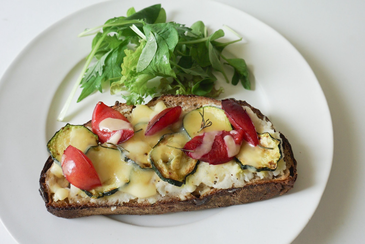 『すももとズッキーニトースト』1000円