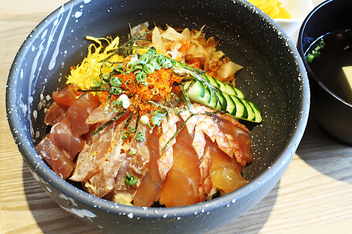 地魚漬け丼1800円(焼霜ハマダイ醤油漬け、姫鯛ごま醬油漬け、天然カンパチ醤油漬け)