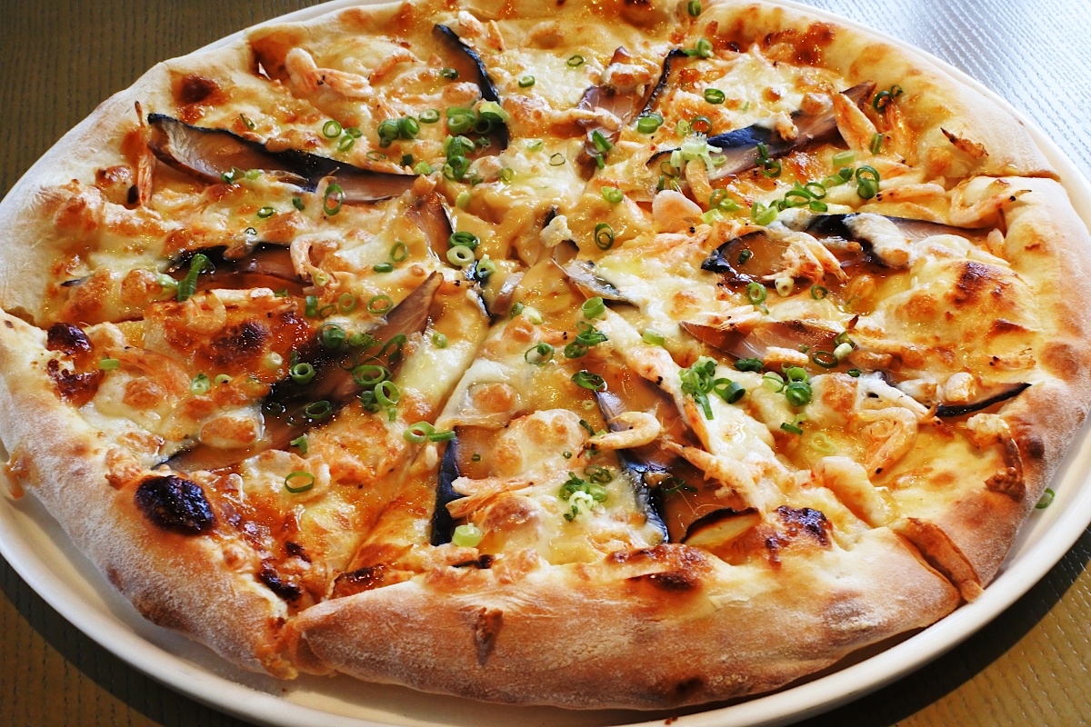 桜エビと屋久サバ節の和風ピザ1500円