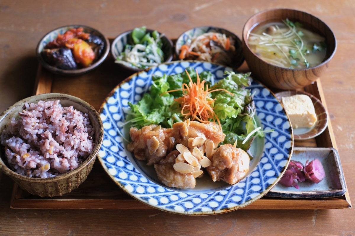 「鶏肉のアーモンドがらめ」1430円（11時30分～15時）