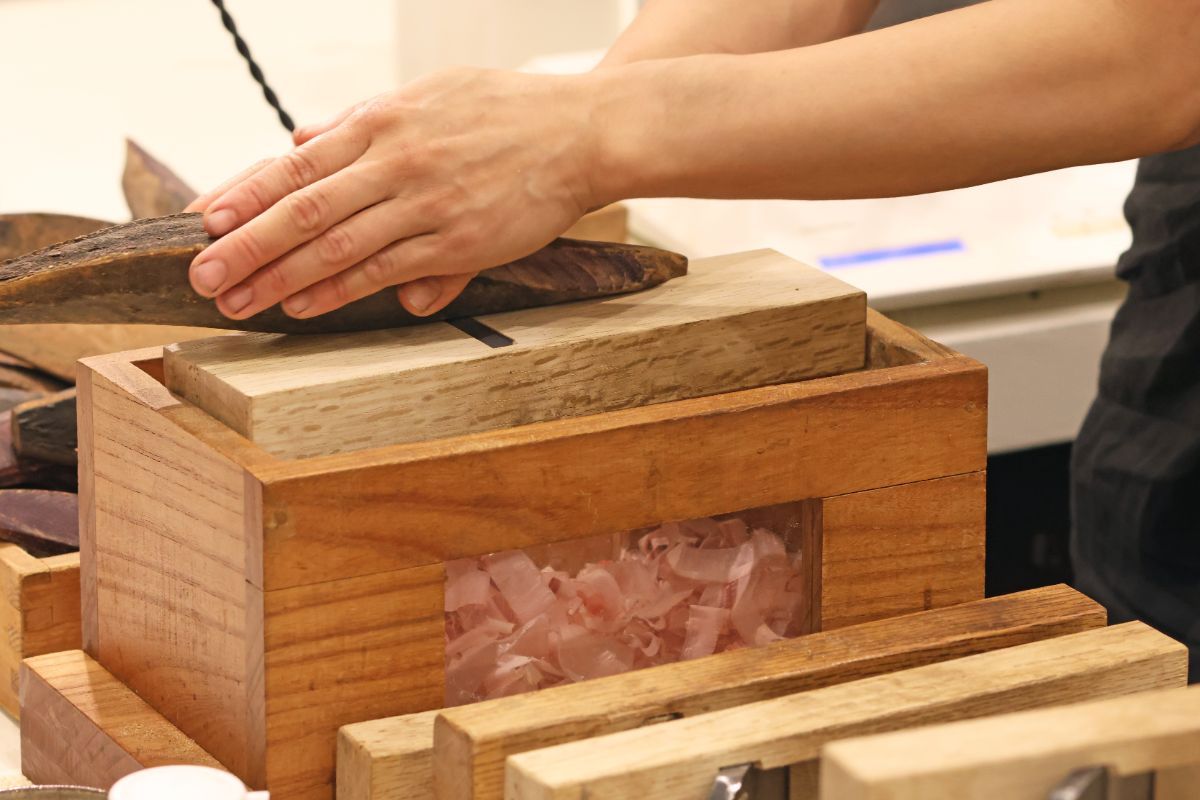 鰹節を削る様子