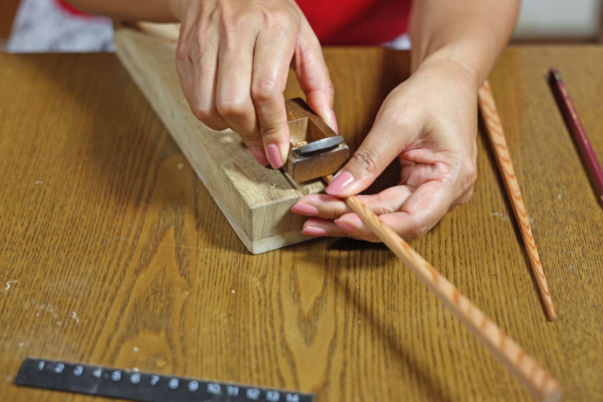 カンナで削る様子