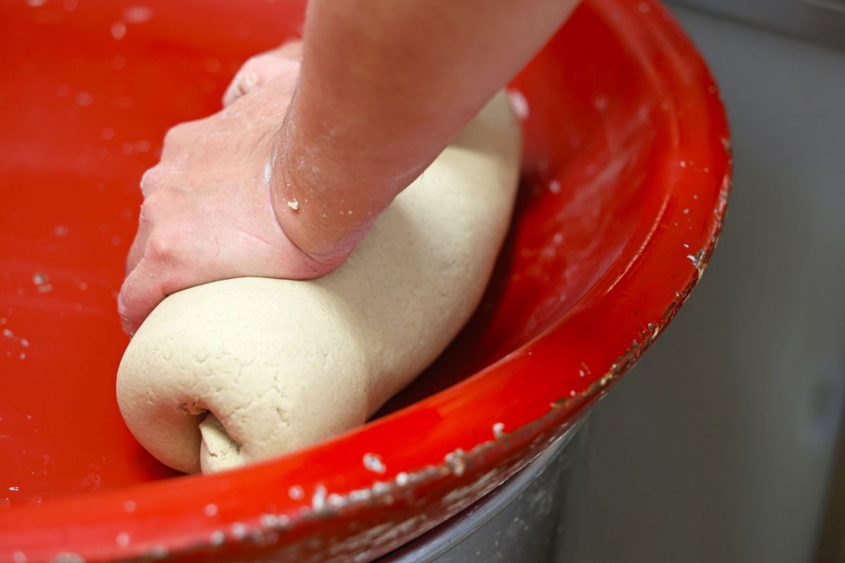 そば粉をこねる様子