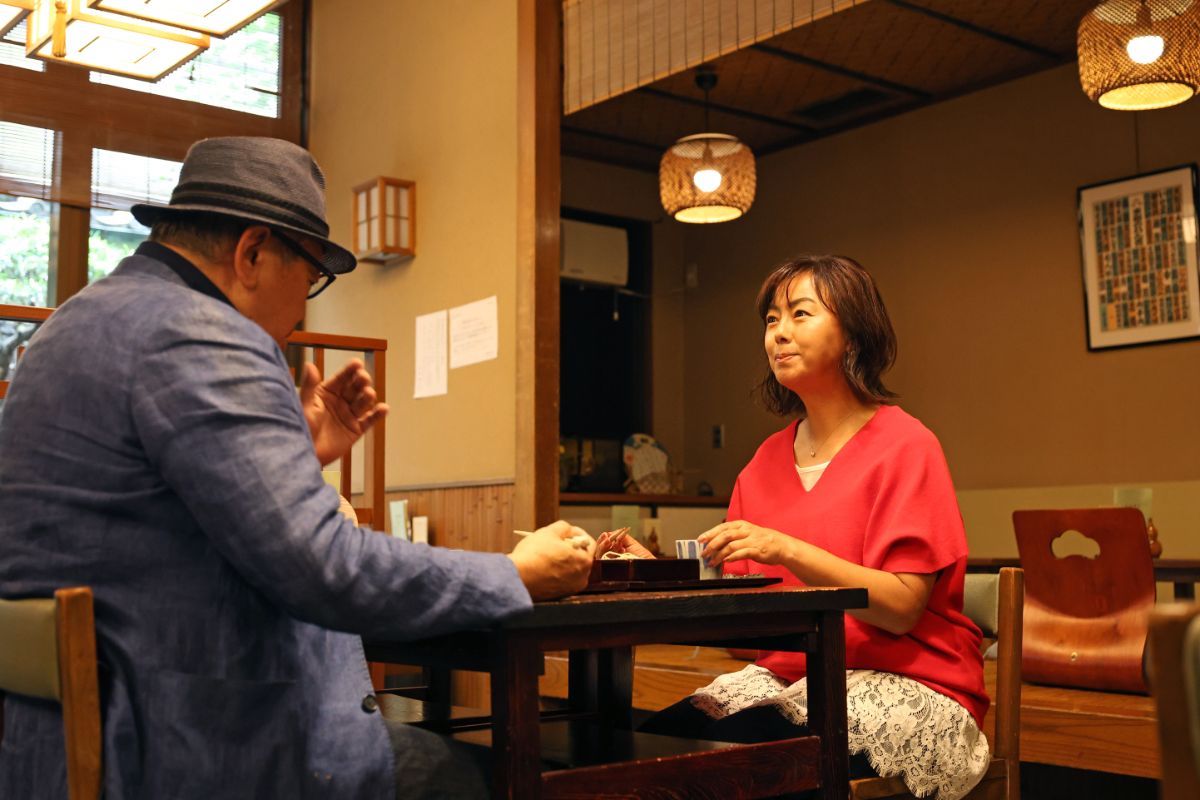 マッキー牧元さん、田中律子さんの食事風景