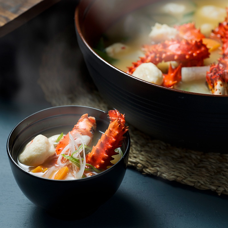 カニの旨味を余すことなく味わう、北海道の定番郷土汁。殻から出る濃厚なだしが体の芯まで染みわたります。