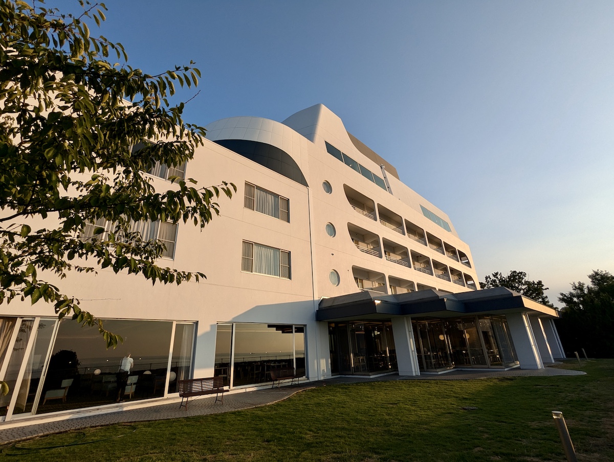 マジックアワーの芝生テラス