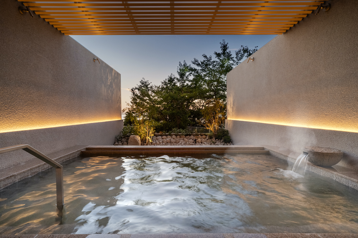 「天然露天風呂」(女性)