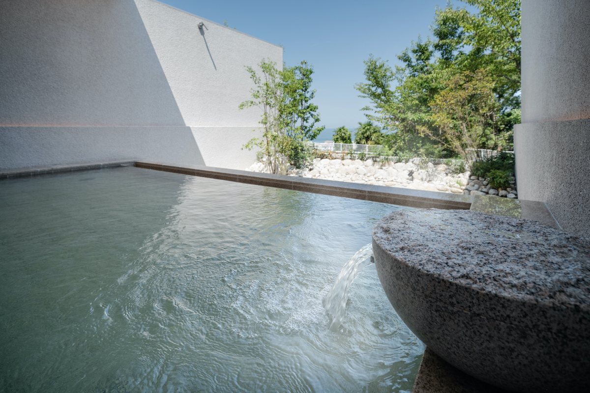 「天然露天風呂」(女性)