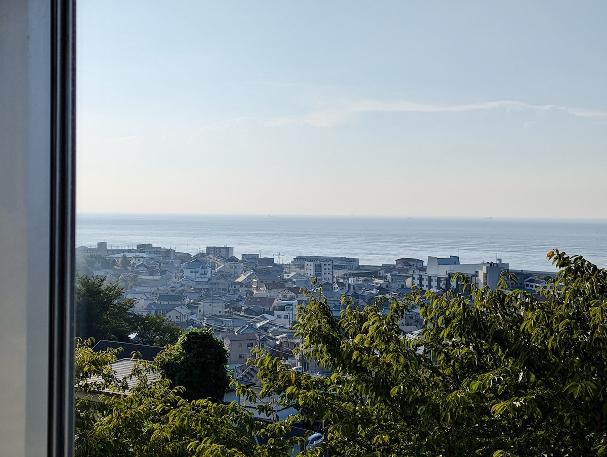 「オーシャンビュースーペリアツインルーム」(2名1室 1泊2食付き1人2万200円(入湯税別)〜/31.2㎡・定員4名)からの眺め