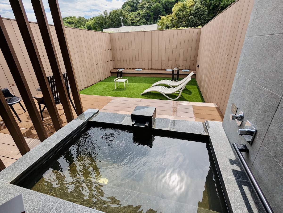 「天然温泉露天風呂付プレミアムルーム」(2名1室 1泊2食付き1人2万5400円(入湯税別)〜/53.8㎡・定員4名)