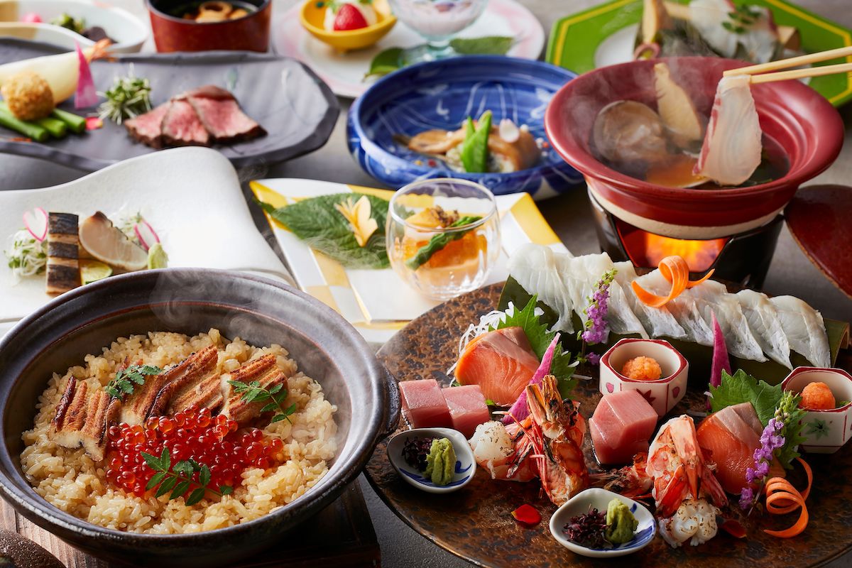 会席の内容は月替り。写真は25年8月取材時の「蛸といくらの土鍋御飯付き~『特別会席』淡路島の旬の味覚を盛り込んだお料理でおもてなし」(料金は宿泊費に込み)