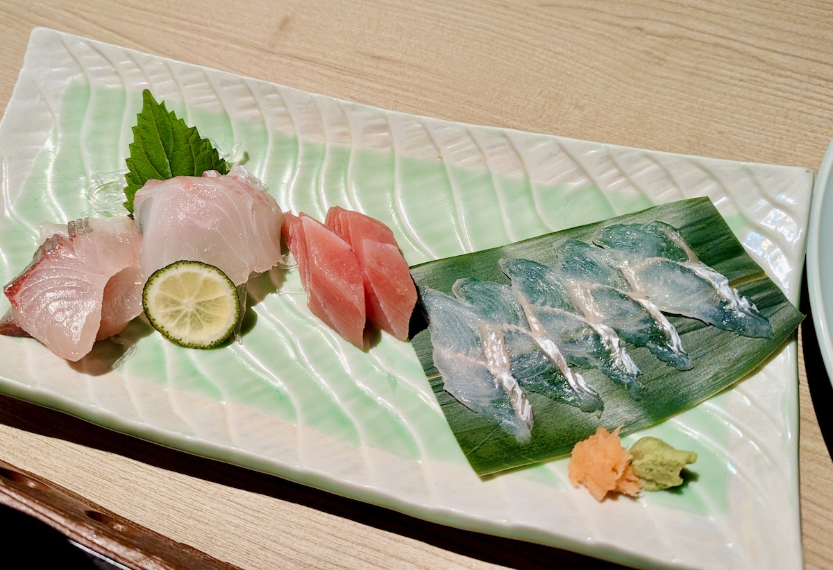 「海の幸いろいろ」。写真右側が「伝助穴子」