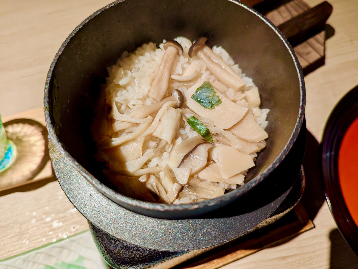 「茸釜めし」。秋の味覚である「ぶなしめじ」「舞茸」「エリンギ」を香り豊かな釜飯に
