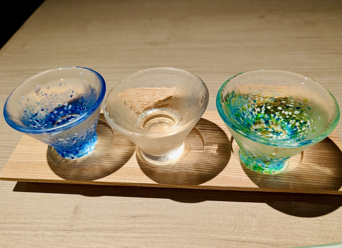 「淡路の地酒『千年一』の飲み比べセット」(1300円/会席とは別途料金)