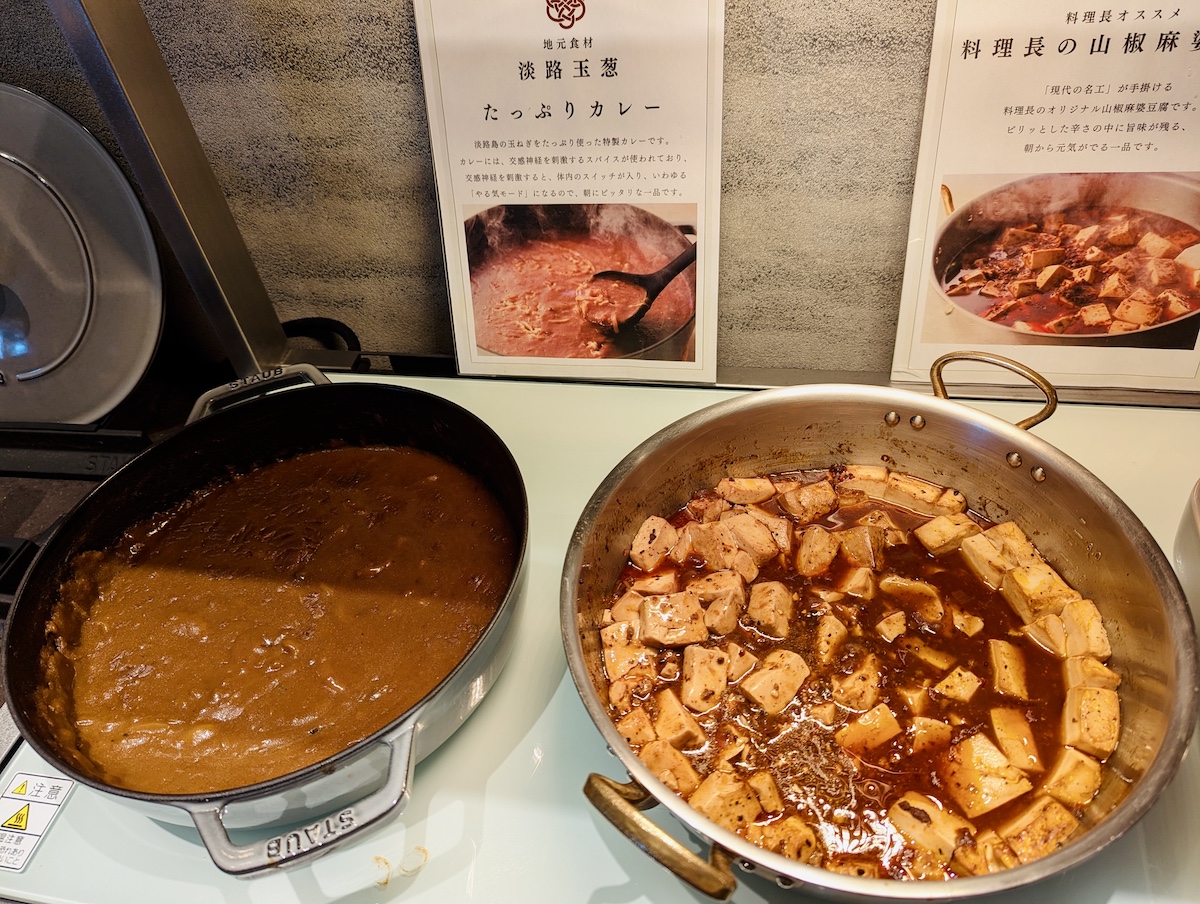 (写真左から)「淡路玉葱たっぷりカレー」「料理長の山椒麻婆豆腐」