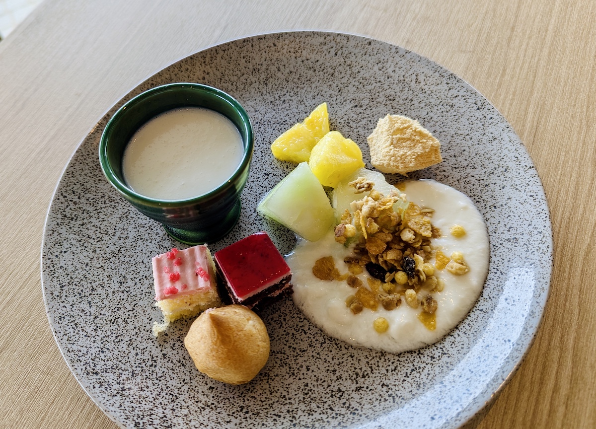 「淡路島牛乳プリン」「淡路島プレーンヨーグルト」などのデザートやフルーツも充実