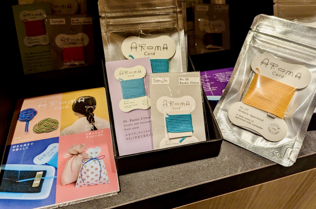 創業130年を迎えた「薫寿堂」の紐のお香「AROMA CORD」880円(写真右)