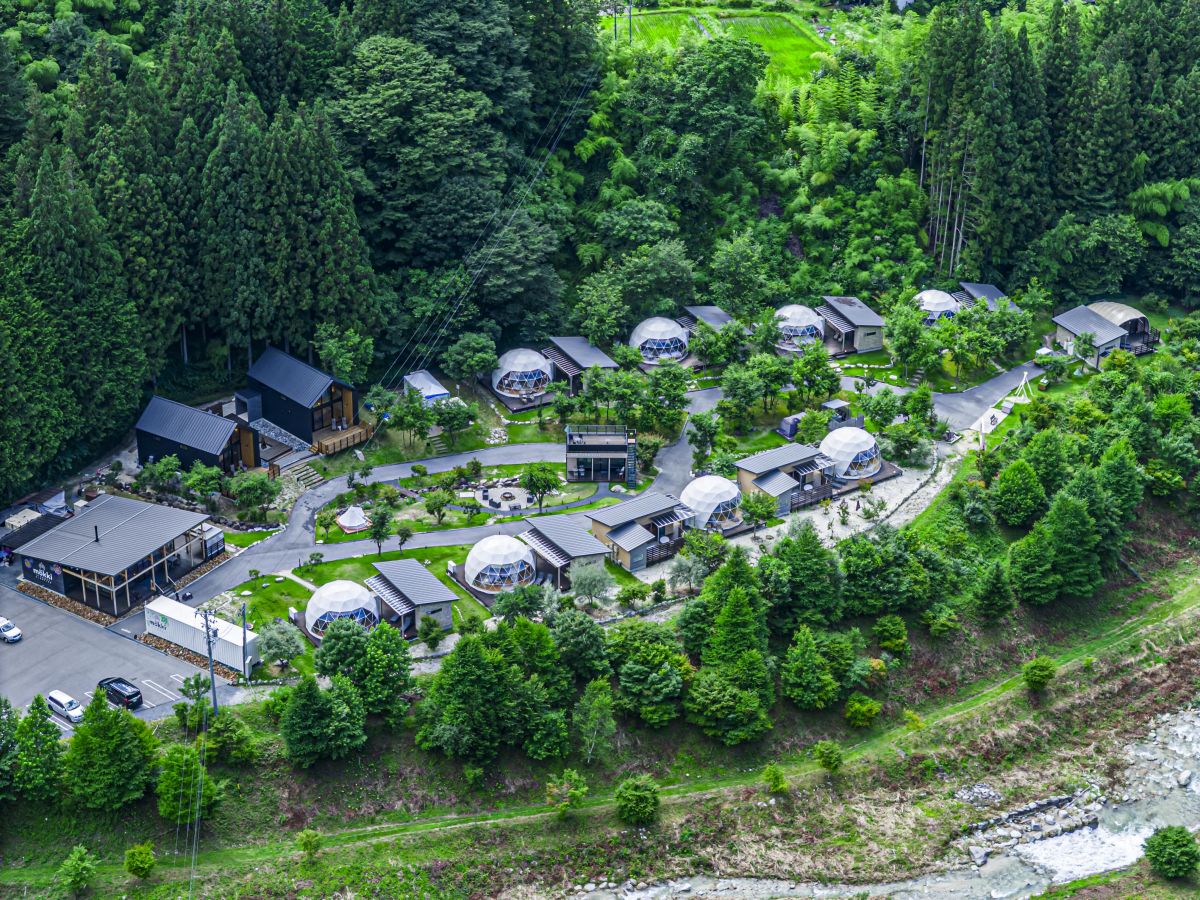 施設の周りには人家や高い建物が無く、視線の先に大空と豊かな自然が広がります