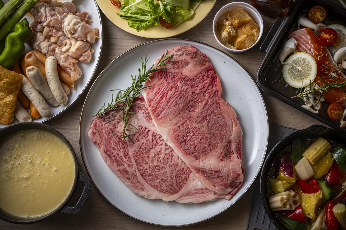 厳選された食材が楽しめる、フリードリンク付きのBBQセット1人7700円（グリルレンタル込み、写真は2人分）