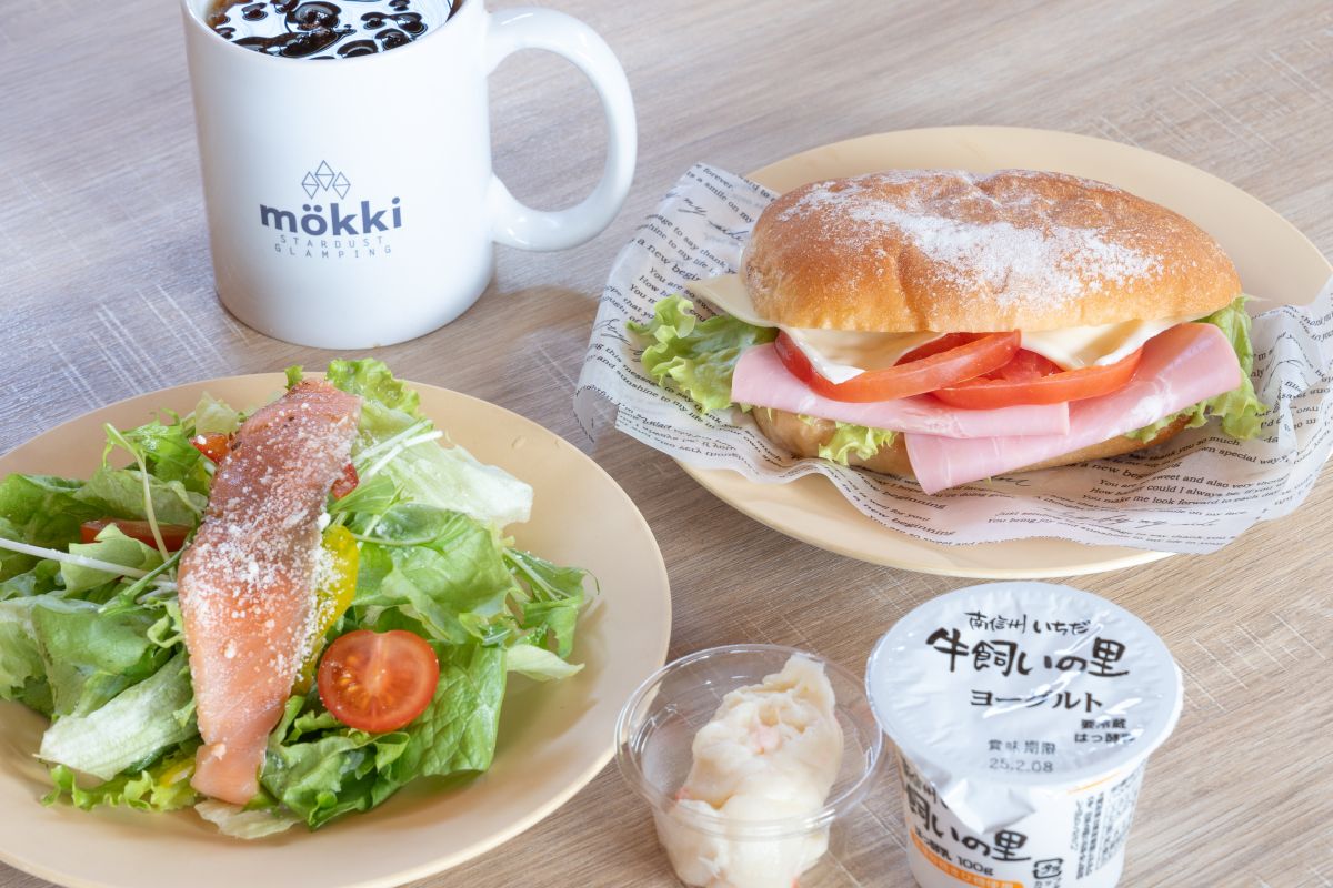 選べるコーヒー豆と、サンドイッチ、ヨーグルト、牛乳（削除お願いします）がセットの朝食1650円