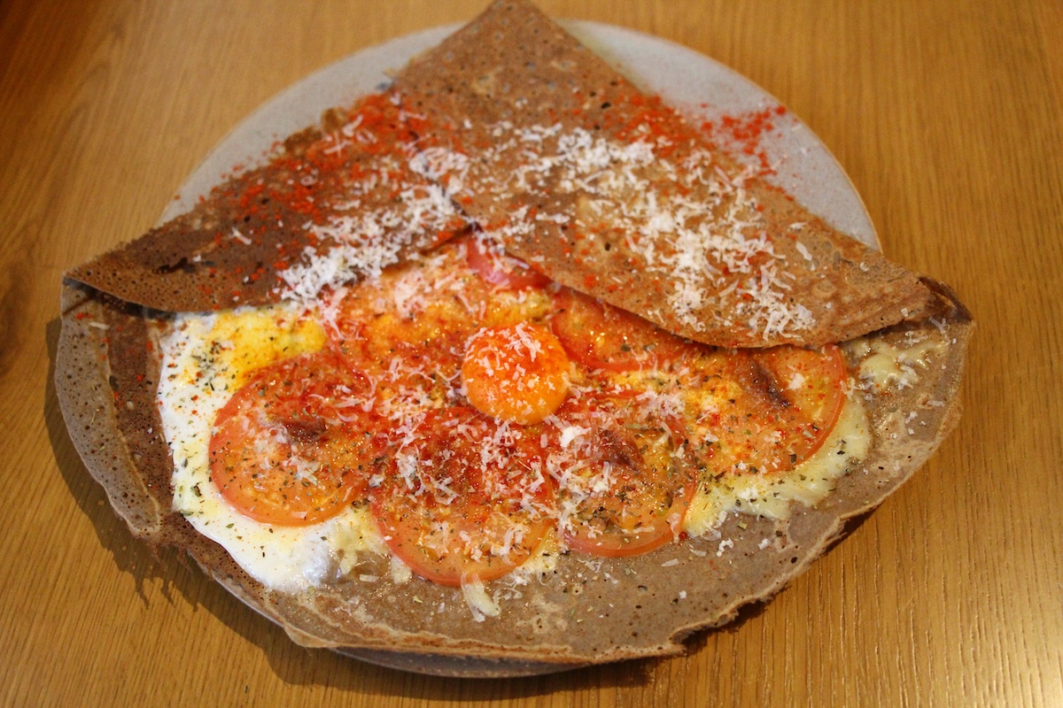 「神戸産トマトとアンチョビ北坂たまごのプロヴァンス・ガレット」1540円　&copy; CREPE & GALETTE TOOTH TOOTH